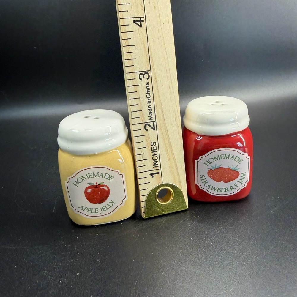 Cracker Barrel Strawberry Jam & Apple Jelly Salt Pepper Shakers Kitchen Country - Picture 4 of 6